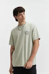 Remera negra de manga corta con corte oversize y estampado frontal con la frase "Authentic Expression".