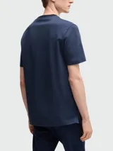 Remera de manga corta con cuello redondo en contraste, confeccionada en tejido de punto texturizado.