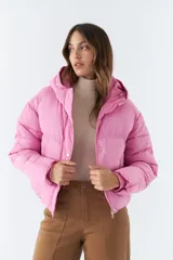 Campera puffer rosa de nylon con capucha y bolsillos con cierre.