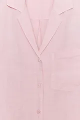 Camisa de lino 100% de la colección Zara Woman, color rosado, con cuello solapa, manga larga con puño, bolsillo de parche en el delantero y cierre frontal con botones.