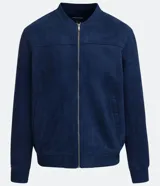 Chaqueta bomber de Marfinno en color tostado, con cierre frontal y cuello de tejido acanalado. Presenta un diseño liso con costuras horizontales y bolsillos funcionales.