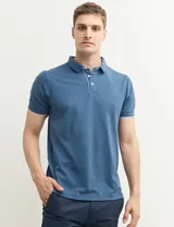 Chomba de piqué color azul petróleo, con cuello clásico y tapeta de dos botones. Tiene mangas cortas y corte recto.