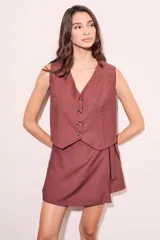 Chaleco negro con escote en V y cierre frontal con botones.