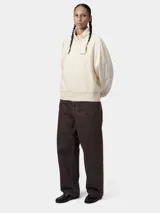 Buzo de cuello alto con cierre frontal parcial, confeccionado en tejido de algodón y poliéster. Presenta un diseño de corte holgado con puños y ruedo acanalados, y el logo de la marca bordado en el pecho.