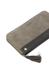 Billetera Rockford de cuero suede color gris con banda inferior de cuero marrón oscuro, cierre perimetral de cremallera y tirador con borla de flecos.