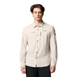 Camisa de manga larga Columbia Titanium, color beige, diseñada para actividades al aire libre. Presenta cierre frontal con botones a presión, bolsillo con cremallera en el pecho, anilla en D y ventilación en la espalda. Confeccionada con tecnología Omni-Shade UPF 50 y Omni-Wick para mayor protección y secado rápido.