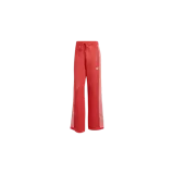 Pantalon de jogging Adidas Firebird confeccionado en tejido de punto tipo crochet de color rojo. Presenta diseño de pernera ancha, cintura elastizada con cordón ajustable y las clásicas tres tiras blancas a lo largo de los laterales. Cuenta además con el logo del trifolio bordado en una pierna.
