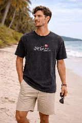 Remera de manga corta color negro con efecto lavado, cuello redondo y estampa frontal con la frase 'Más flores, menos drama' acompañada de una pequeña flor roja.