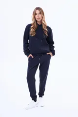 Pantalón de jogging de felpa, color beige, con cintura elástica ajustable mediante cordón y puños acanalados en los tobillos.