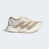 Championes de running Adidas Adizero Adios Pro 4, color blanco con detalles en beige y rosado. Presentan tres franjas laterales en color beige y mediasuela con tecnología LIGHTSTRIKE PRO.