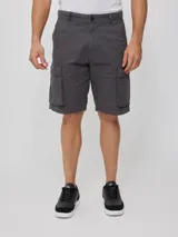 Bermuda cargo gris con bolsillos laterales y traseros con solapa.