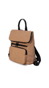 Mochila de nylon con diseño capitoneado en color beige. Cuenta con un compartimento principal con cierre, solapa superior y dos bolsillos frontales con cremallera. Incluye asa de mano y correas de hombro ajustables en color negro.