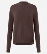 Suéter de punto color marrón, con cuello alto, mangas largas y detalle de costura vertical en relieve en el centro del frente.