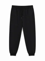 Pantalón de jogging negro con bolsillos laterales con cierre y puños elásticos en los tobillos. Cuenta con cintura elástica con cordón ajustable.