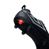 Championes de fútbol Umbro modelo Vision HG/FG, color negro con detalles en rojo y blanco.