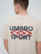 Remera Umbro de manga corta, color celeste, con cuello redondo y el logo de la marca bordado en el pecho.