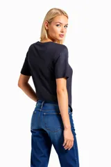 Remera de algodón color blanco con cuello redondo y mangas cortas. Presenta un diseño estampado con múltiples figuras de rayos formadas por pequeños studs metálicos.