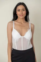 Body entero blanco de tul elastizado combinado con encaje.