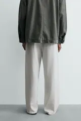 Pantalón de corte regular fit confeccionado en mezcla de algodón y lino. Presenta cintura elástica con cordón ajustable, cierre frontal con cremallera y botón, bolsillos laterales y bolsillo trasero de vivo con botón.