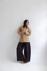 Campera estilo cargo color tostado con cuello de pana marrón, múltiples bolsillos delanteros y cierre frontal con botones a presión.
