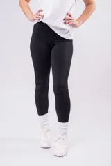 Calza legging de tiro alto en color negro, confeccionada en tejido elástico ajustado al cuerpo.