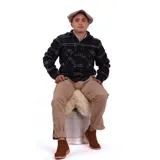 Camisa de manga larga con estampado de tartán en tonos azul marino, rojo y blanco. Confeccionada en 100% lana, con cuello abotonado y puños con botón. Corte clásico.