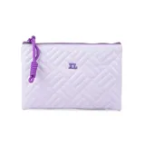 Sobre acolchado color lila con diseño en relieve, cierre superior y tirador de cordón morado. Incluye aplique metálico con el logo de la marca en el centro.
