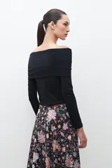 Remera negra de manga larga con escote bardot.