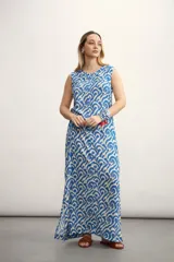 Vestido largo sin mangas con estampado abstracto en tonos azul y beige.