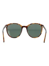 Lentes de sol con armazón de acetato de celulosa biodegradable en estampado carey y cristales polarizados con protección UV.