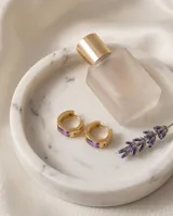 Aros tipo argolla pequeña de acero con baño de oro, con diseño de medio aro y circonia rectangular color violeta.