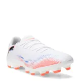 Championes de fútbol Puma Future 8 Play FG, color blanco con detalles gráficos en naranja y azul. Presentan suela con tapones para terreno firme (FG) y logo de la marca en el lateral.