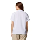 Camisa de manga corta Columbia, diseñada para senderismo, con cuello clásico, cierre frontal con botones y dos bolsillos frontales funcionales. Confeccionada con tecnología Omni-Shade para protección solar y Omni-Wick para absorción de humedad.