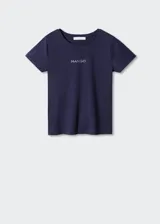 Camiseta de algodón de corte recto, con cuello redondo y manga corta. Presenta el logo de la marca estampado en el pecho.