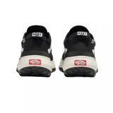 Championes Vans modelo MTE Crosspath, de diseño técnico y robusto. Presentan una combinación de paneles textiles y sintéticos en color negro, con la icónica banda lateral en blanco. Cuentan con una entresuela gruesa de color crema y una suela dentada de goma para mayor tracción.