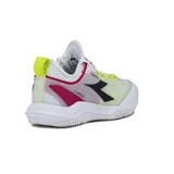 Championes deportivos Diadora modelo Speed Fly 4, diseñados para mujer. Presentan una combinación de colores blanco, fucsia, amarillo neón y negro, con malla transpirable y suela de goma.