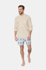 Short de baño celeste con estampado de hojas en tonos rosados y azules, con cintura elastizada.