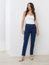 Jegging de algodón elastizado Ruby Rd color negro, de tiro alto con pretina ancha elastizada, bolsillos frontales simulados y bolsillos traseros funcionales.