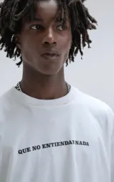 Remera blanca de algodón premium con corte oversize, hombros caídos y cuello redondo. Presenta un texto estampado en el pecho que dice "QUE NO ENTIENDAN NADA".