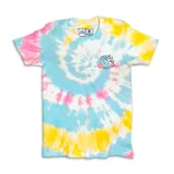 Remera de algodón con estampado tie-dye en tonos amarillo, celeste y rosado. Presenta un diseño gráfico en la espalda que muestra un dinosaurio sobre una patineta con la leyenda 'Old But Wild' y el logo de la marca Emexem.