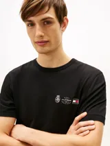 Remera de algodón de corte clásico y cuello redondo, color negro, con pequeño logo bordado en forma de escudo y bandera de la marca en el pecho.