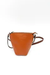 Bandolera de cuero sintético color suela con textura granulada, cierre superior y correa larga ajustable.
