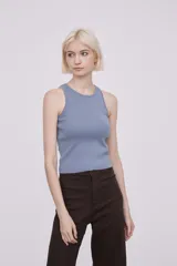 Musculosa celeste de poliéster, corte ajustado, tejido de punto canalé y cuello redondo.