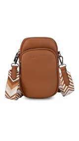 Bandolera compacta color rojo con textura de cuero, correa regulable y desmontable con diseño de rayas rojas y blancas. Cuenta con bolsillos frontales y cierre, interior forrado en tela.