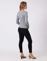 Buzo de tejido acanalado, con cuello redondo y mangas largas, de calce ajustado al cuerpo.