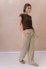Pantalón ancho color celeste de Tencel, con cintura elástica y cordón ajustable blanco.