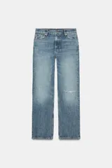 Jeans de tiro medio con corte bootcut, confeccionados en denim azul con efecto lavado y ligeros desgastes. Presentan diseño de cinco bolsillos, trabillas en la cintura y cierre frontal con cremallera y botón.