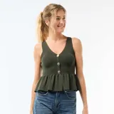 Top de punto fino color verde militar, con escote en V, tirantes anchos y cierre frontal de botones dorados. Presenta un diseño ajustado en el torso con detalle de volados en el bajo con una pequeña abertura central.