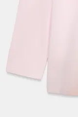 Camiseta oversize de manga larga color rosado, con cuello redondo y bajo recto.