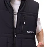 Chaleco acolchado reversible de la marca Rusty, confeccionado en nylon y ripstop. Presenta cierre frontal completo, cuello alto y bolsillos laterales con cierre.